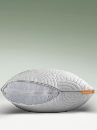 Almohada Dreamlab con tecnología avanzada que no se endurece, garantizando un descanso cómodo y consistente todo el año.
