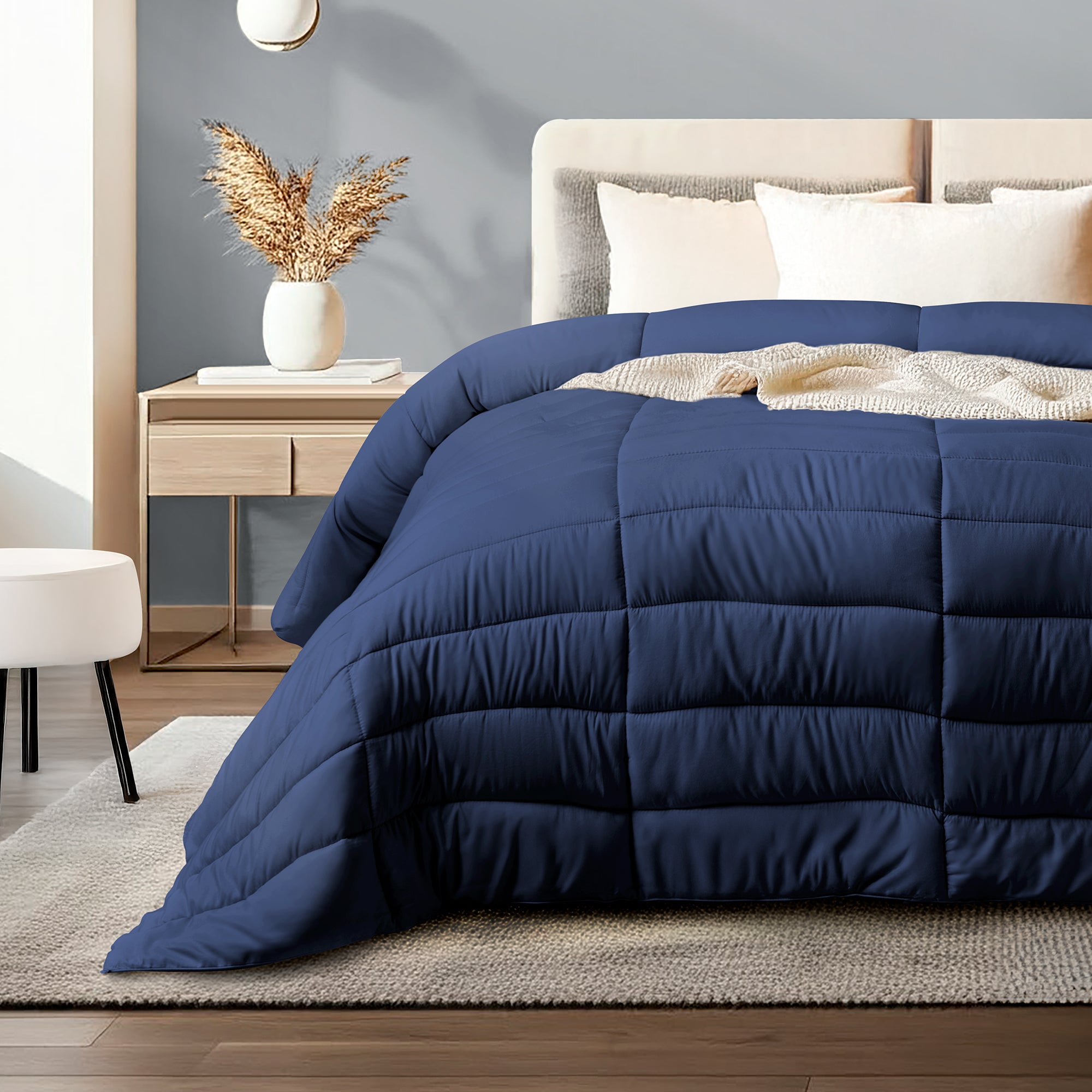 Edredón Dreamlab azul marino sobrelimencionado, con cubierta Premier 1800 hipoalergénica y certificado Oeko-Tex.