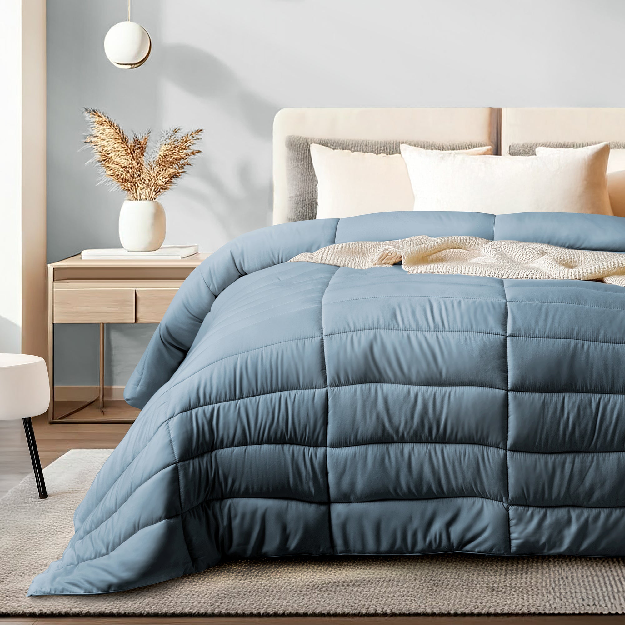 Edredón Dreamlab azul mezclilla queen, diseño decorativo y cómodo, ideal para camas medianas y espacios modernos.