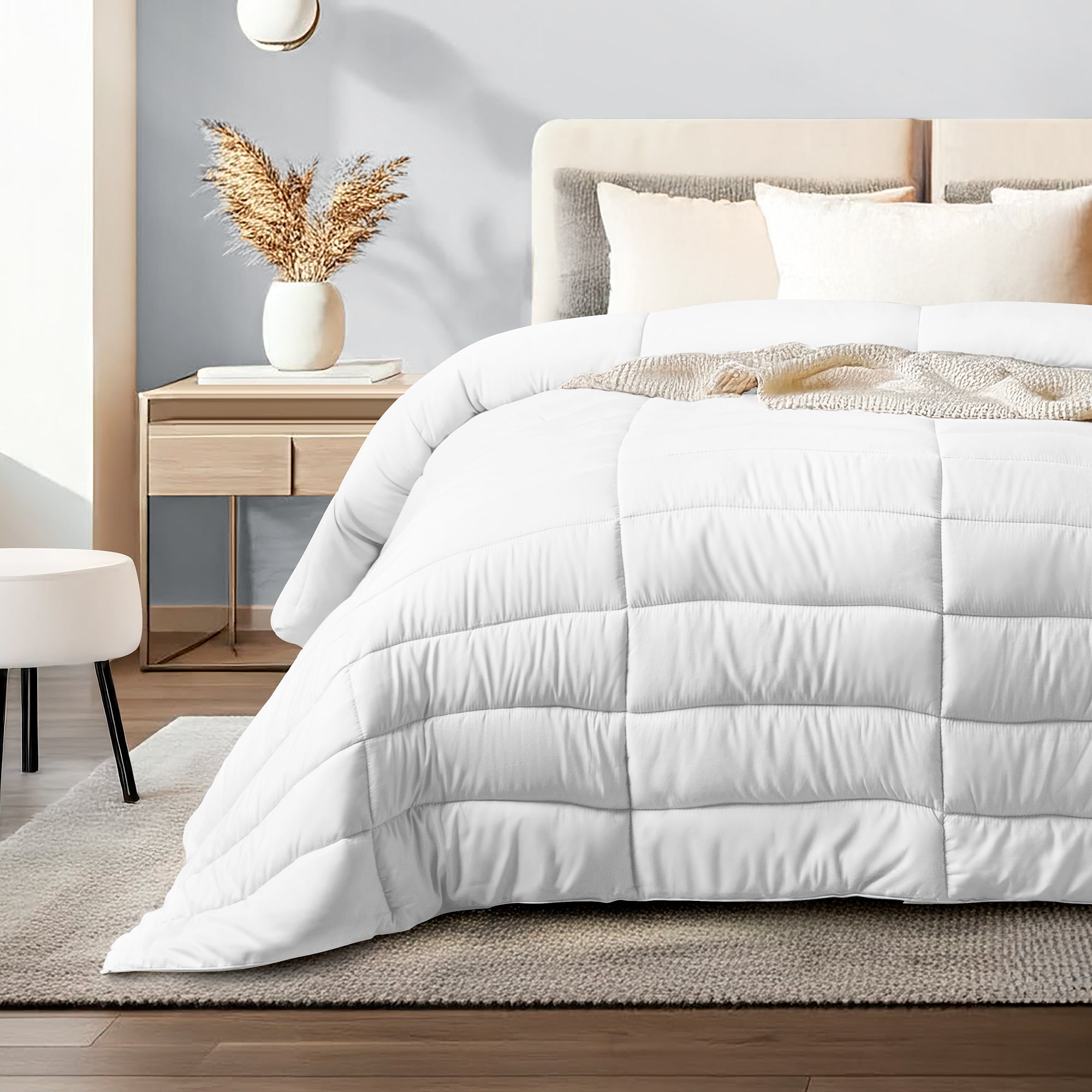 Edredón Dreamlab blanco sobrelimencionado, cómodo y elegante, diseñado para mantener tu habitación moderna y acogedora.