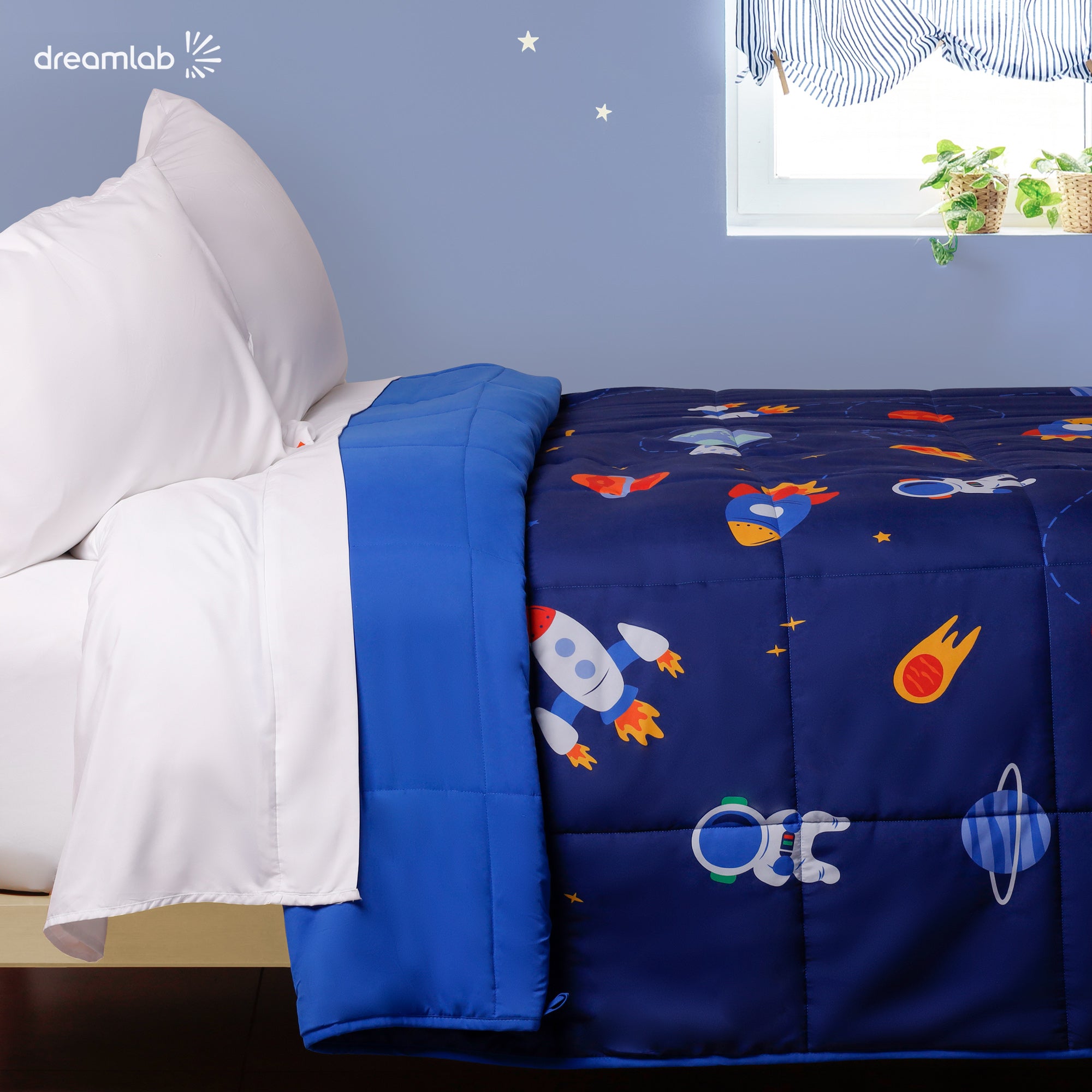 Edredón reversible con diseño de astronautas y estrellas, brindando un toque de aventura espacial a la habitación infantil.