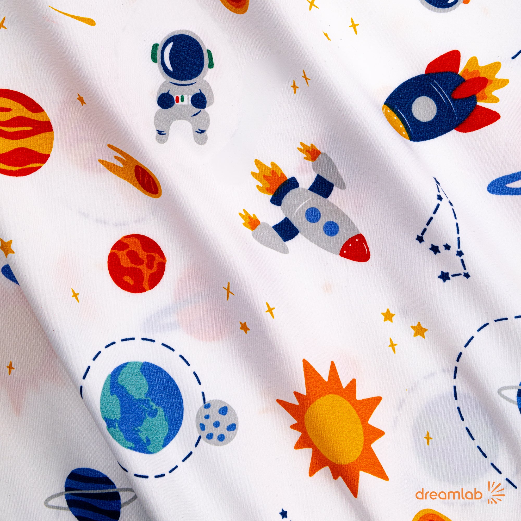 Sábanas Dreamlab con diseño infantil divertido, suaves y de microfibra, garantizando comodidad y seguridad para los niños.