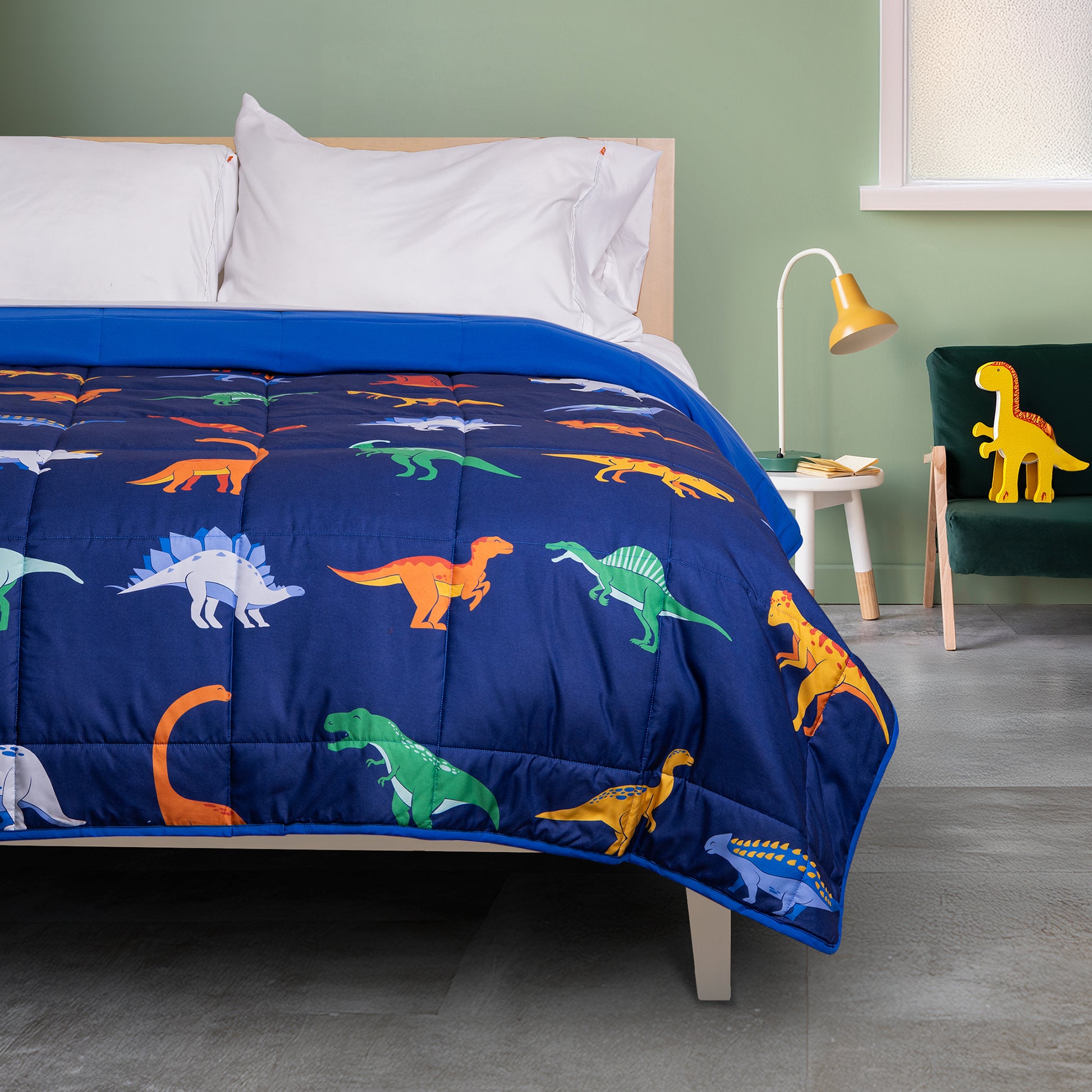 Edredón infantil con patrón de dinosaurios en la jungla, hecho de microfibra suave y hipoalergénico, ideal para el descanso de los niños.
