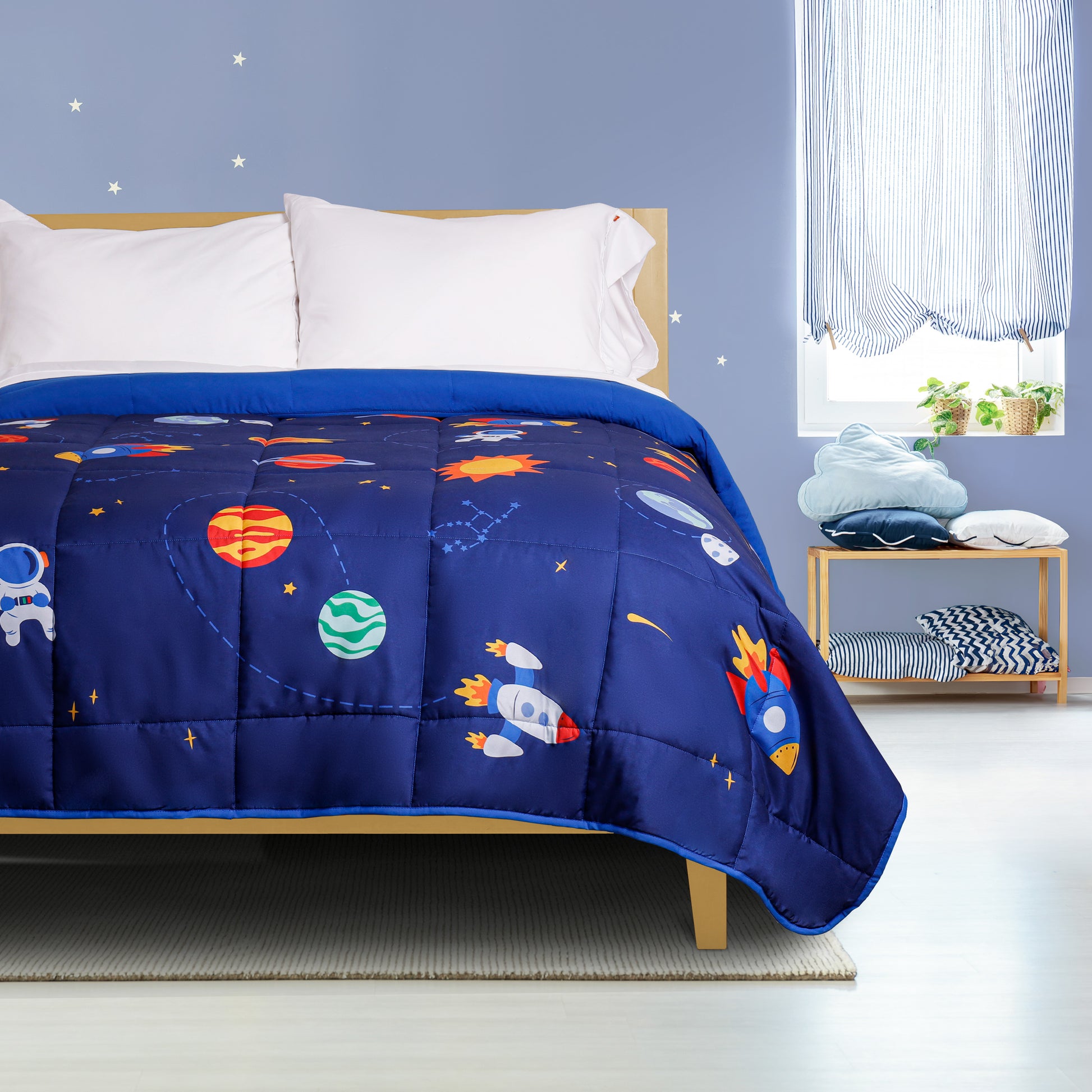 Edredón reversible con diseño de espacio, planetas y astronautas, ideal para dar un toque galáctico a la habitación de los niños.
