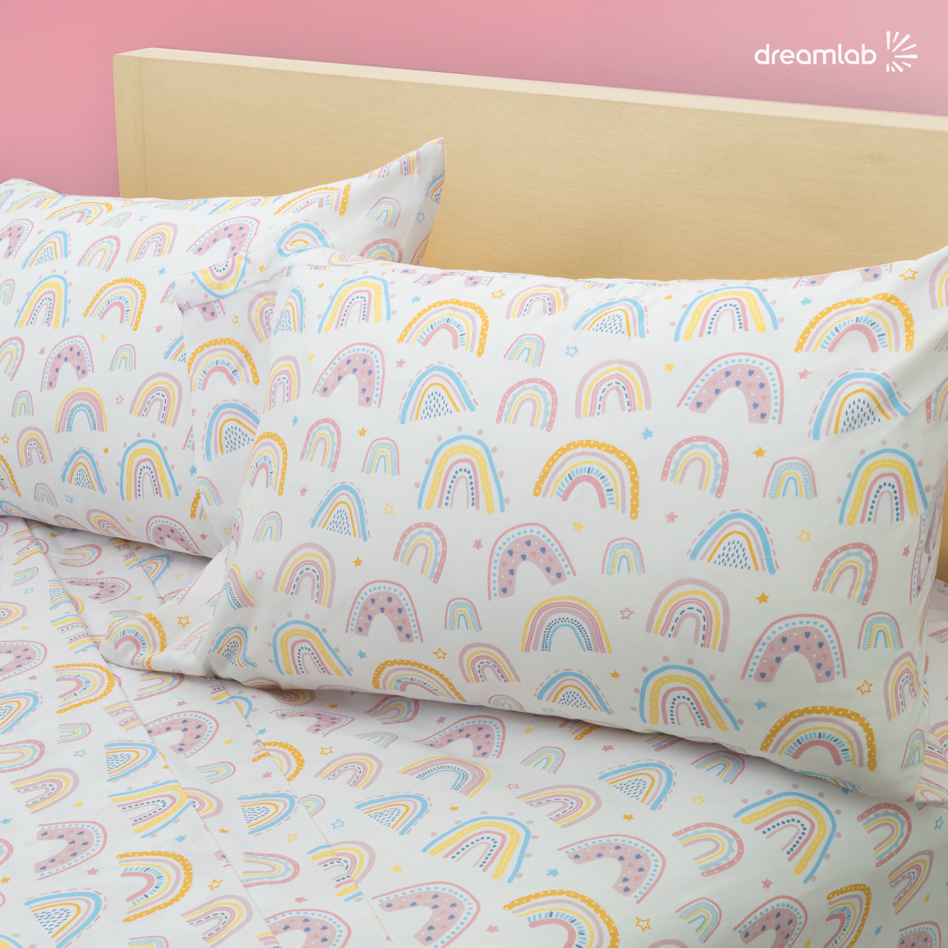 Sábanas Dreamlab con diseño de arcoíris, colores brillantes, duraderas y fáciles de cuidar, ideales para camas infantiles.

