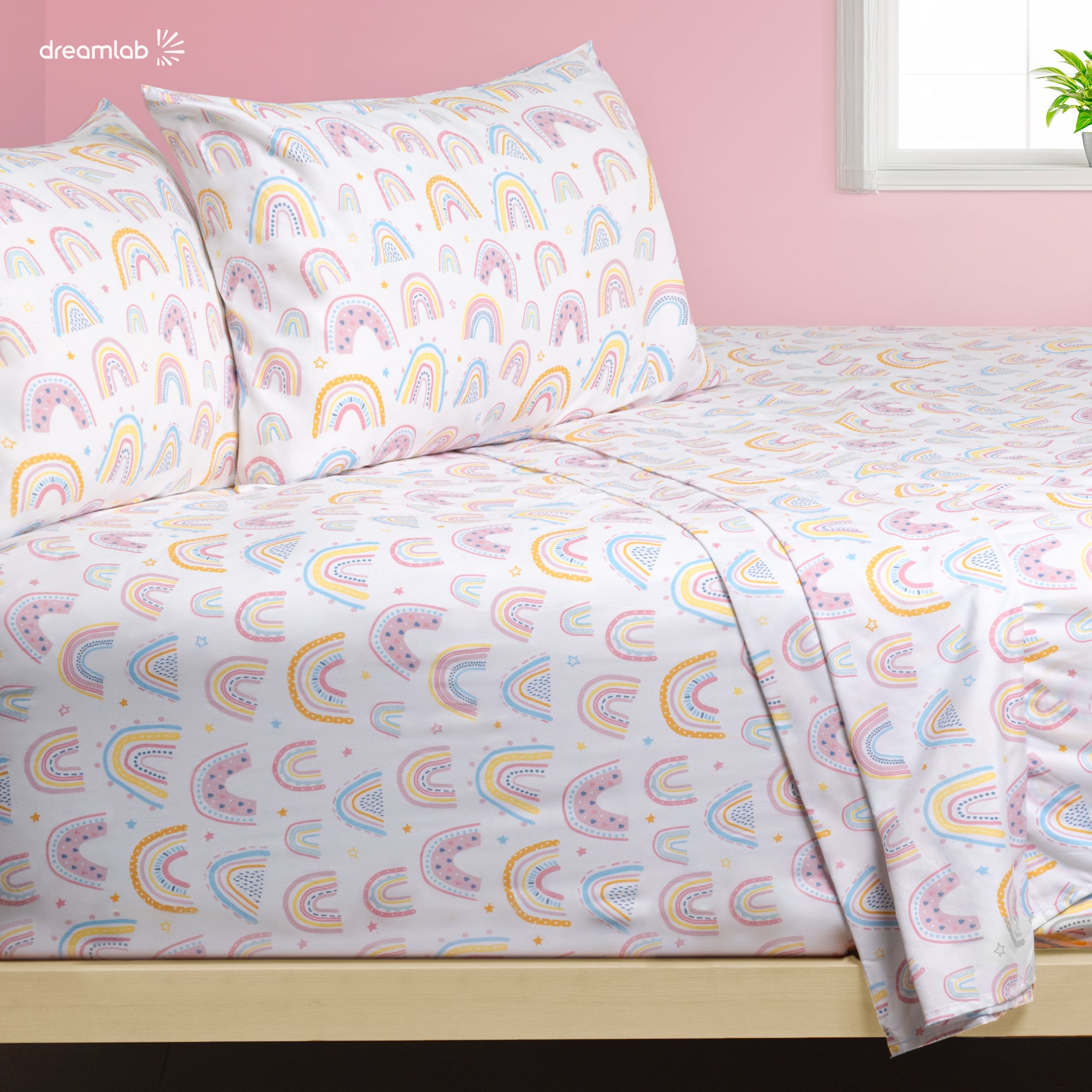 Sábanas Dreamlab con estampado de arcoíris, hipoalergénicas y resistentes, ideales para camas infantiles de cualquier tamaño.
